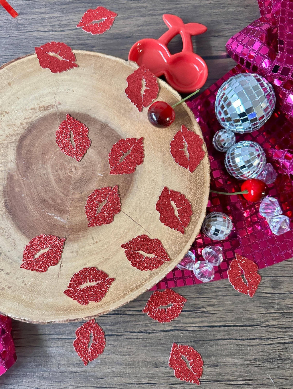 30 PIECES LIP CONFETTI